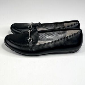 CLIFFS (By White Mountain) Glowing Loafer Black w Silver Horse Bit Ornament-8M